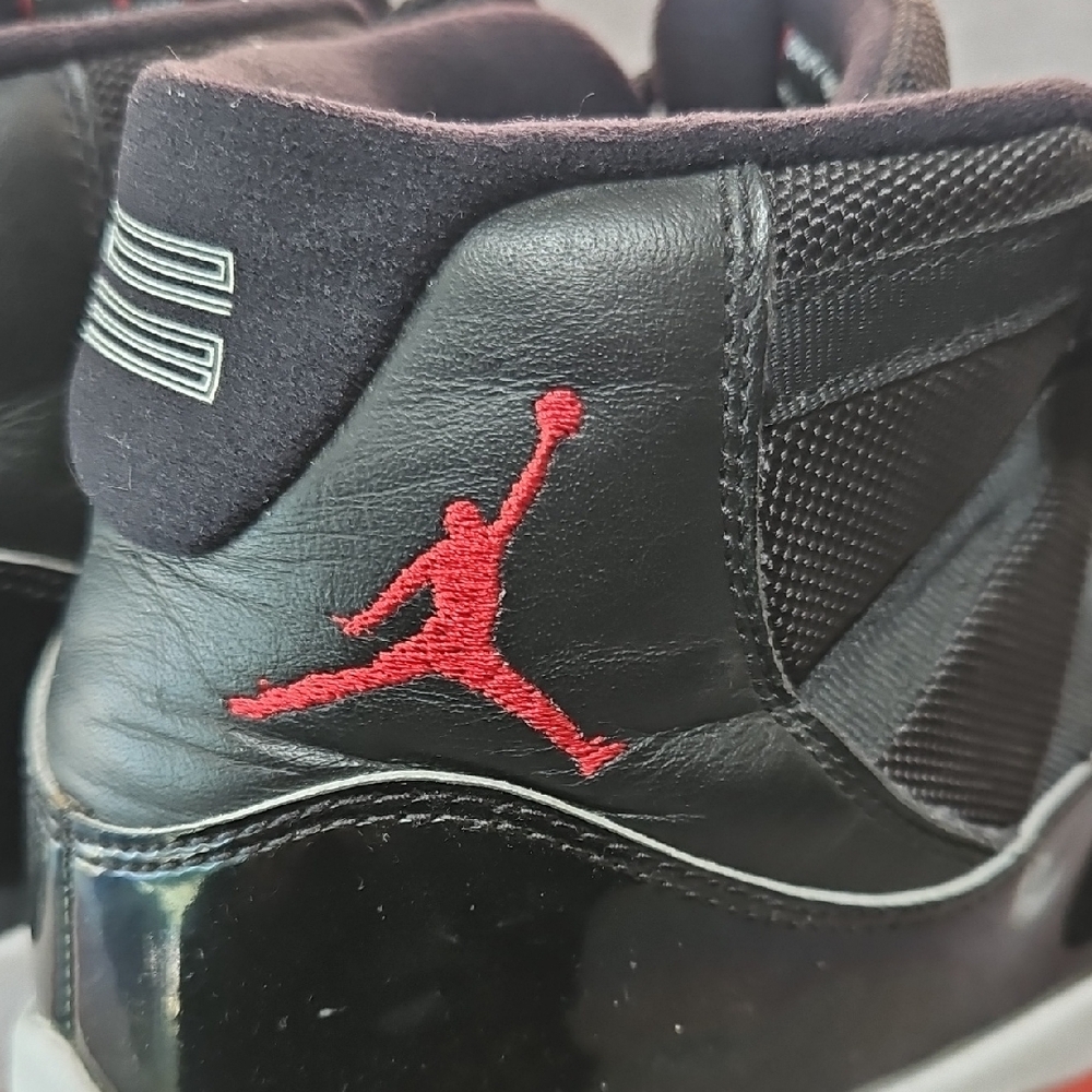 Air Jordan 11 retro Black and Red High-Top Sneakers. Men Size 9.5 - Picture 5 of 17